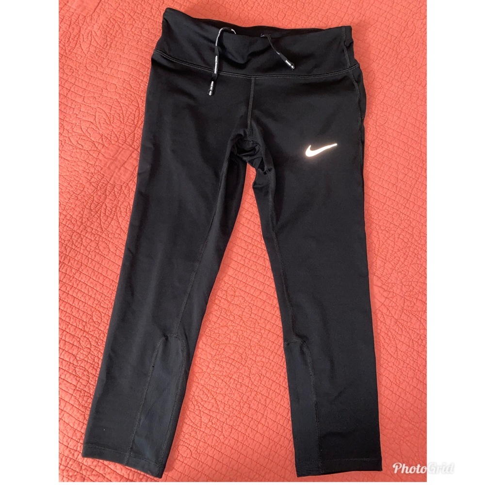 Nike Dri-Fit Women’s Sportswear Capri Leggings.